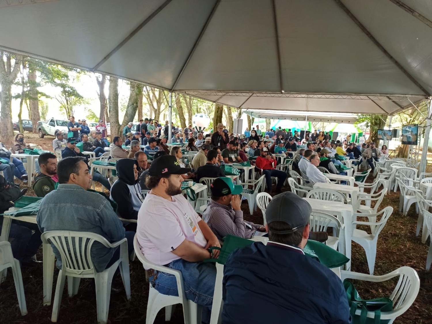 DIA DE CAMPO REÚNE MAIS DE 300 CAFEICULTORES DA REGIÃO